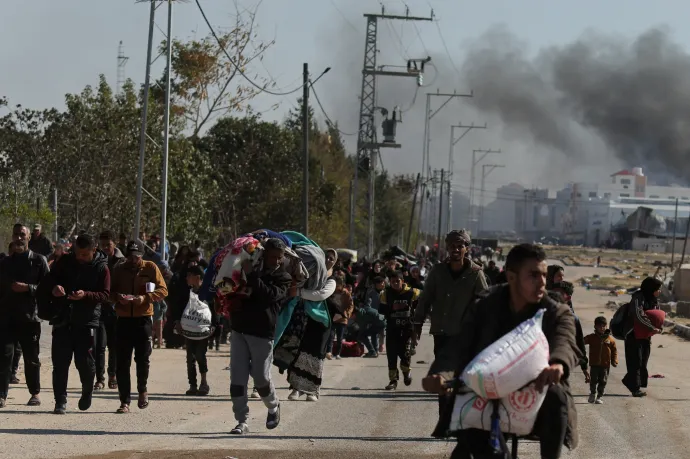 Civiek menekülnek Rafah felé Hán Júniszból, ahová behatolt az izraeli hadsereg – Fotó: Ibraheem Abu Mustafa / Reuters