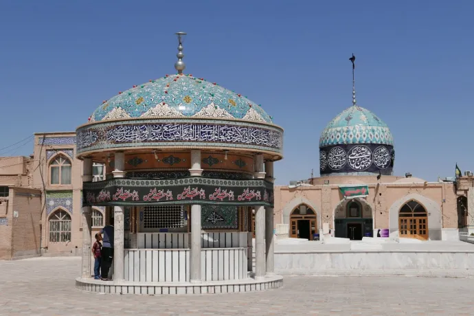 Fentről lefelé: az Imamzadeh Szoltan Szejjed Ali mecset, a Mohammedia-Asurgah vár, előterében szélfogók – Fotó: Székely-Molnár Ákos