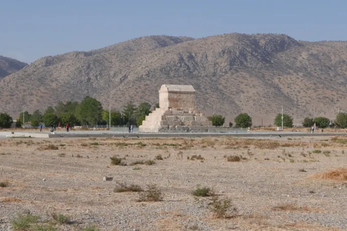 A Karim Kán vár és a Korán-kapu Sirázban, valamint Kürosz síremléke Pasargadban – Fotó: Székely-Molnár Ákos