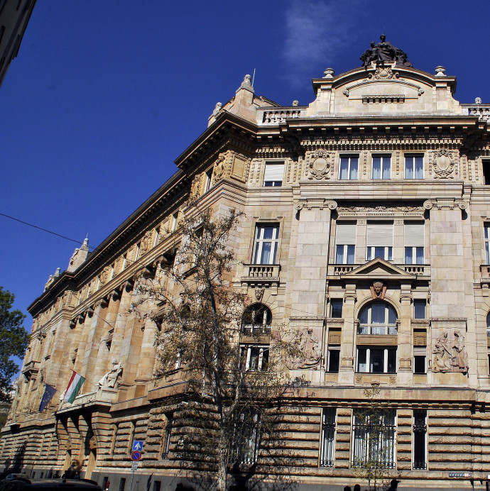 A jegybank szerint a kormány ne nyúljon bele a lakáshitelezésbe, a kormány szerint az MNB nem érti a problémát