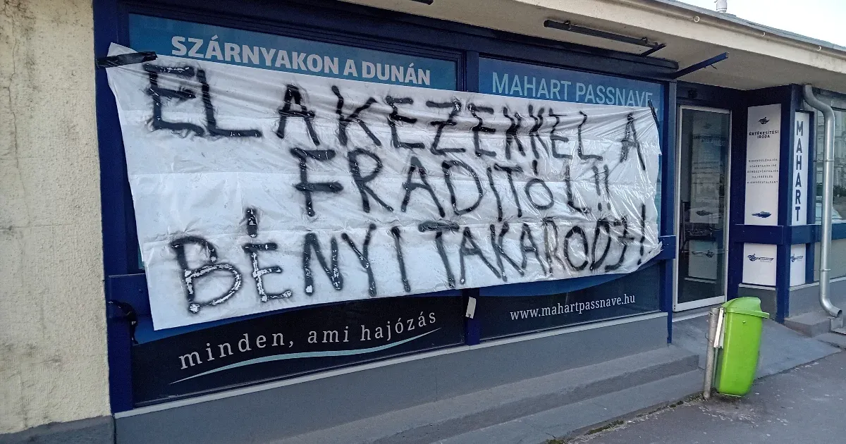 Kubatov posztja után molinót aggattak a Mahart jegyirodájára, a cég megerősíti a biztonsági szolgálatot
