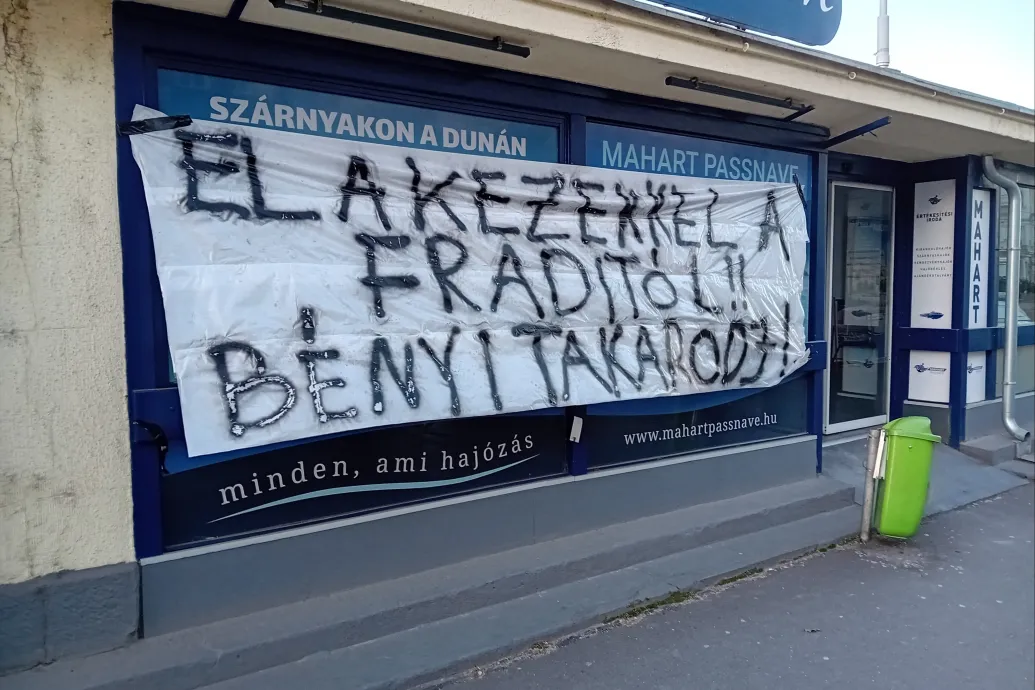 Kubatov posztja után molinót aggattak a Mahart jegyirodájára, a cég megerősíti a biztonsági szolgálatot