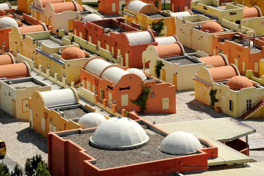 Bontják a balatonfüredi görög falut