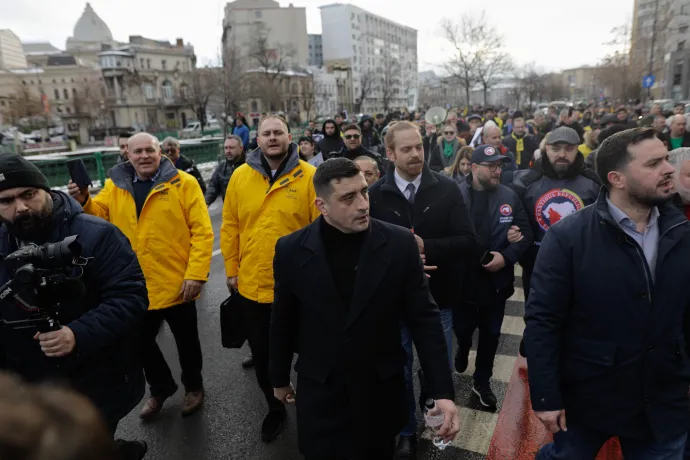 George Simion és az AUR szimpatizánsai tüntetnek az ASF székháza előtt Bukarestben, 2024. január 26-án – Fotó: George Calin / Inquam Photos