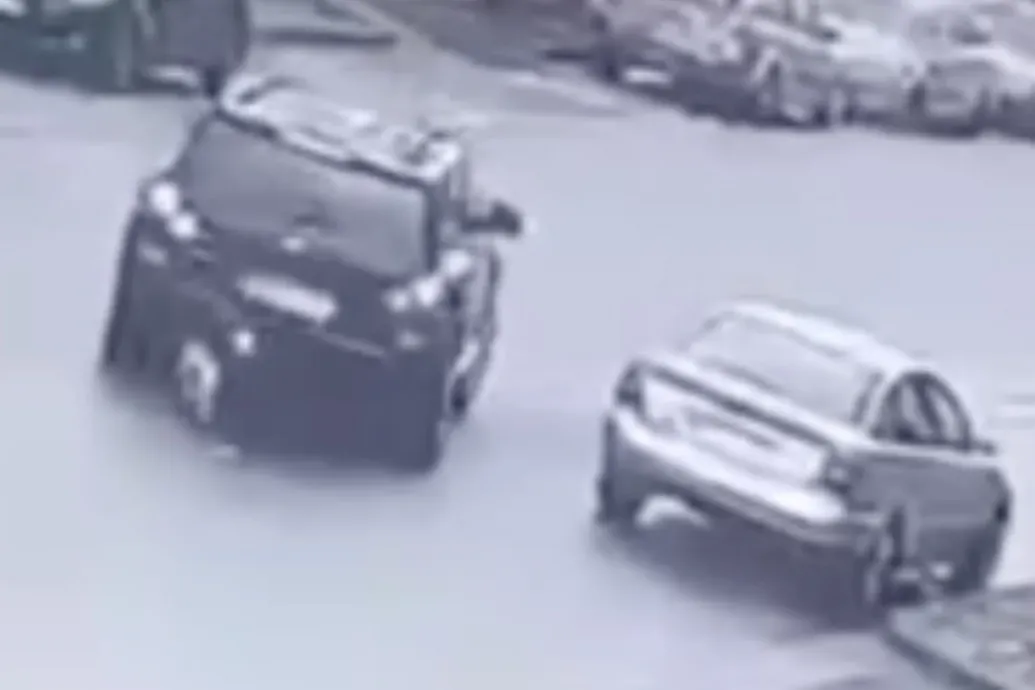 Tolatás közben gázoltak el egy gyalogost, a terepjáró vezetője észre sem vette, hogy valakit maga alá gyűrt az autó