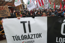Jobban viselik a túlórázást a vendégmunkások a magyar dolgozóknál, de aligha kerülhetnek emiatt tömegek hátrányba