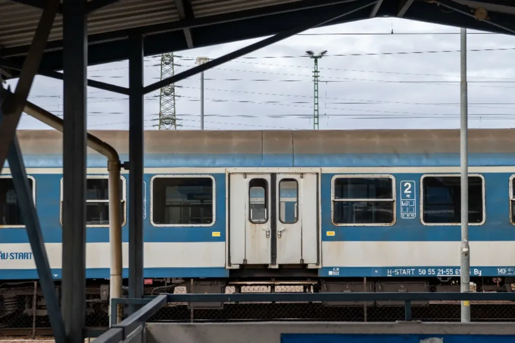 Elnézést kért a MÁV, amiért egy kalauz mindenáron szájkosarat akart rakatni egy vakvezető kutyára