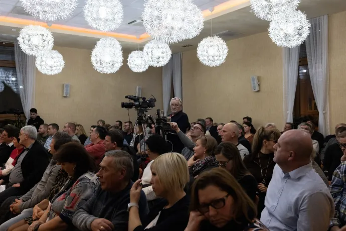 Nézők a lakossági fórumon – Fotó: Hevesi-Szabó Lujza / Telex