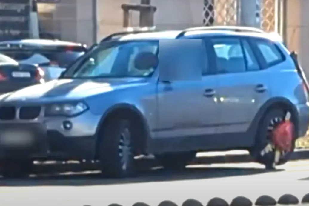 Nem vette észre a kerékbilincset a BMW-s, úgyhogy indulás közben leszedte magáról