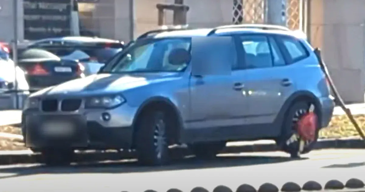 Nem vette észre a kerékbilincset a BMW-s, úgyhogy indulás közben legyűrte magáról