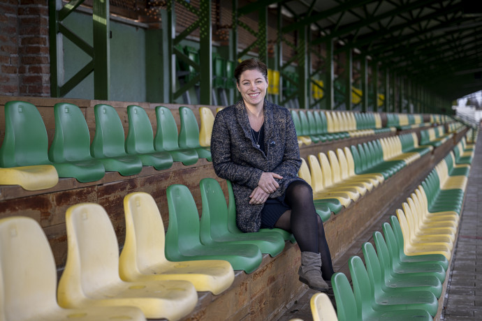 Szurominé Kertész Réka a cigándi stadion lelátóján. Fotó: Hajdú D. András