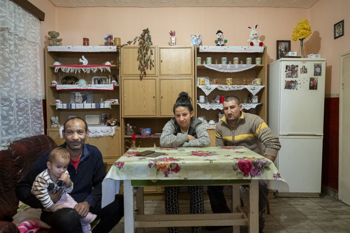 László, Dzsennifer és Béla dámóci otthonukban. László nyári kéthetelésre készül, Béla pedig egy közeli üzemben szeretne elhelyezkedni. Fotó: Hajdú D. András