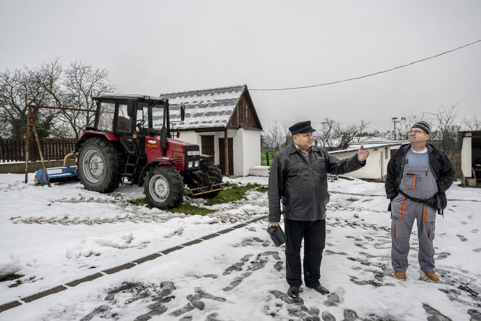 Setét Béla polgármester (balra), háttérben egy önkormányzati traktor. Fotó: Hajdú D. András
