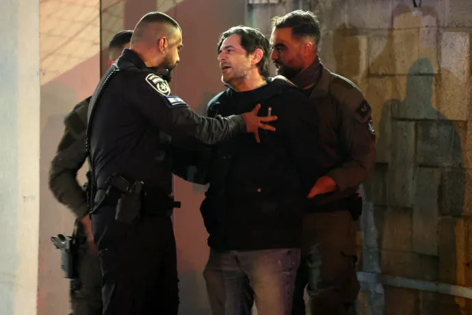 Izraeli hatóságok tartóztatnak le egy tüntetőt Tel-Avivban – Fotó: Ahmad Gharabli / AFP or licensors