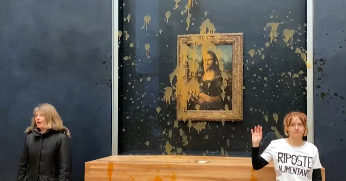 Levessel öntötték le tiltakozók a Mona Lisát Párizsban