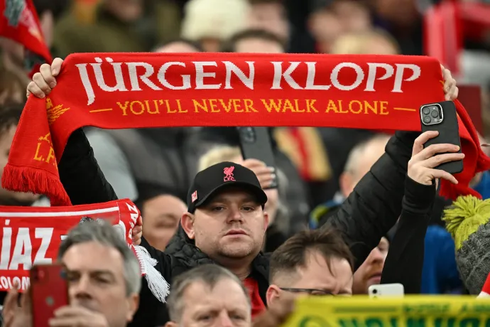 Lehajtott fejjel hallgatta Jürgen Klopp, ahogy hatvanezer szurkoló énekelte neki a Liverpool himnuszát