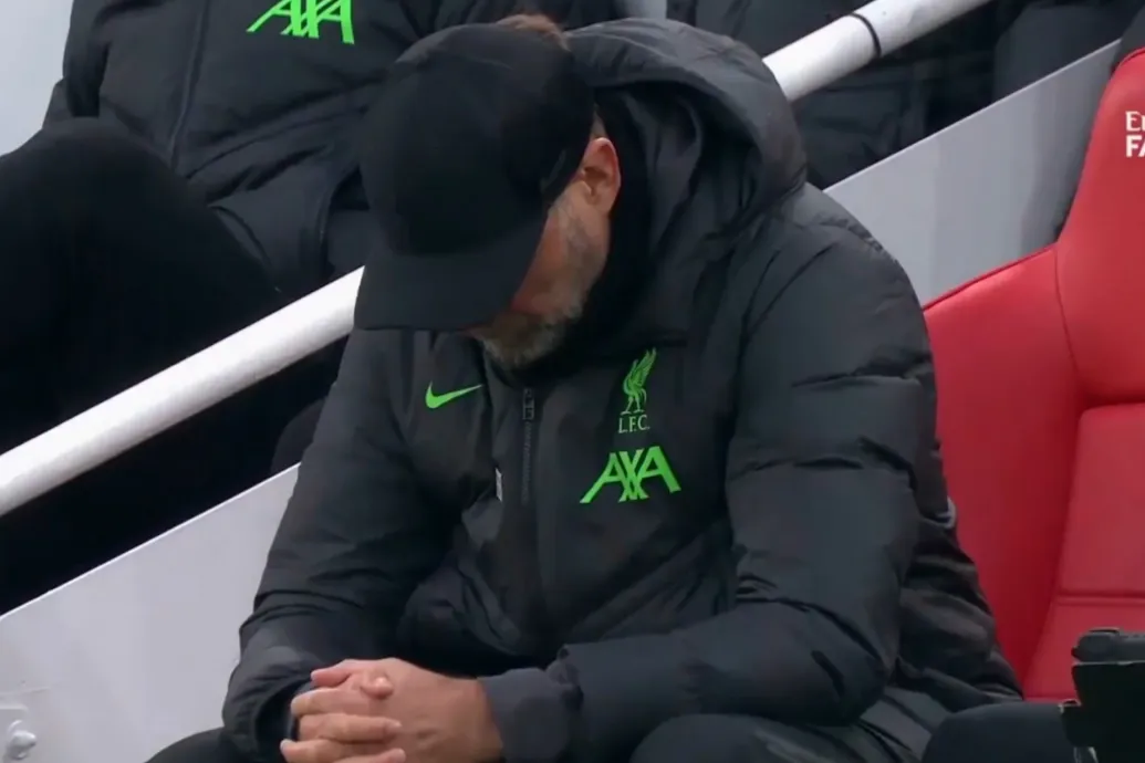 Lehajtott fejjel hallgatta Jürgen Klopp, ahogy hatvanezer szurkoló énekelte neki a Liverpool himnuszát