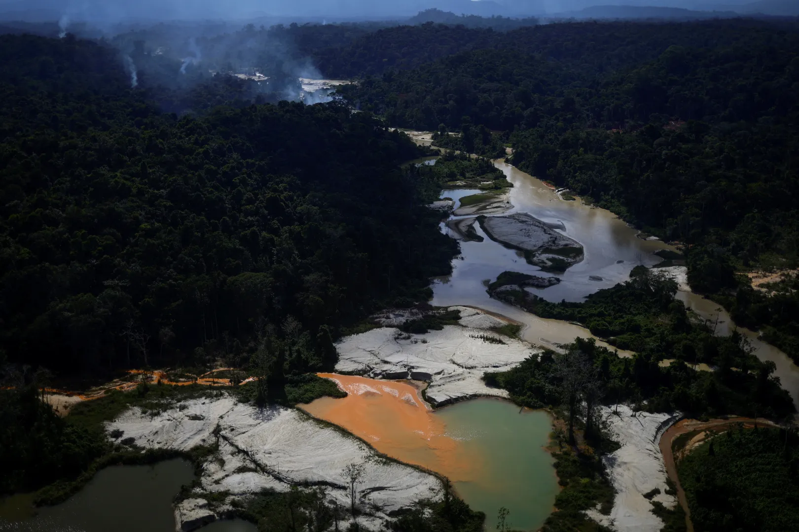 Egy illegális bánya a Couto de Magalhaes folyónál – Fotó: Ueslei Marcelino / Reuters