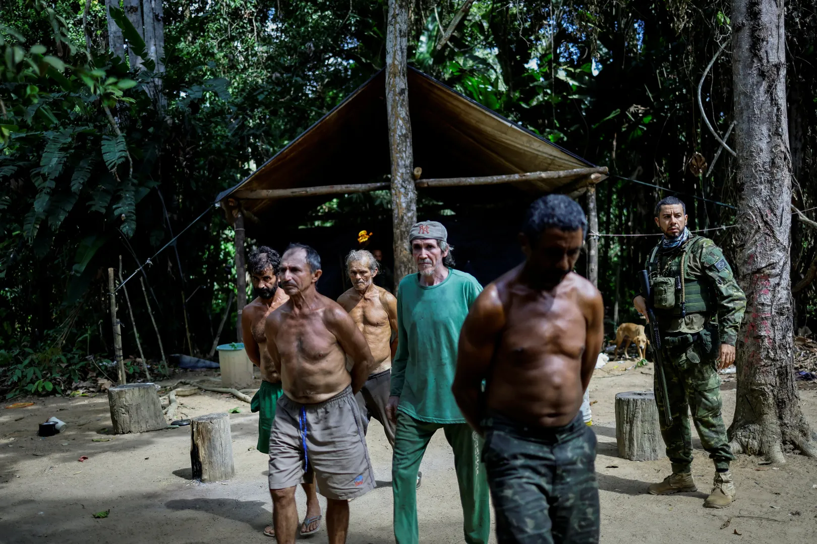 Az IBAMA különleges ellenőrző csoportjának tagjai illegális bányászokat tartóztatnak le – Fotó: Ueslei Marcelino / Reuters