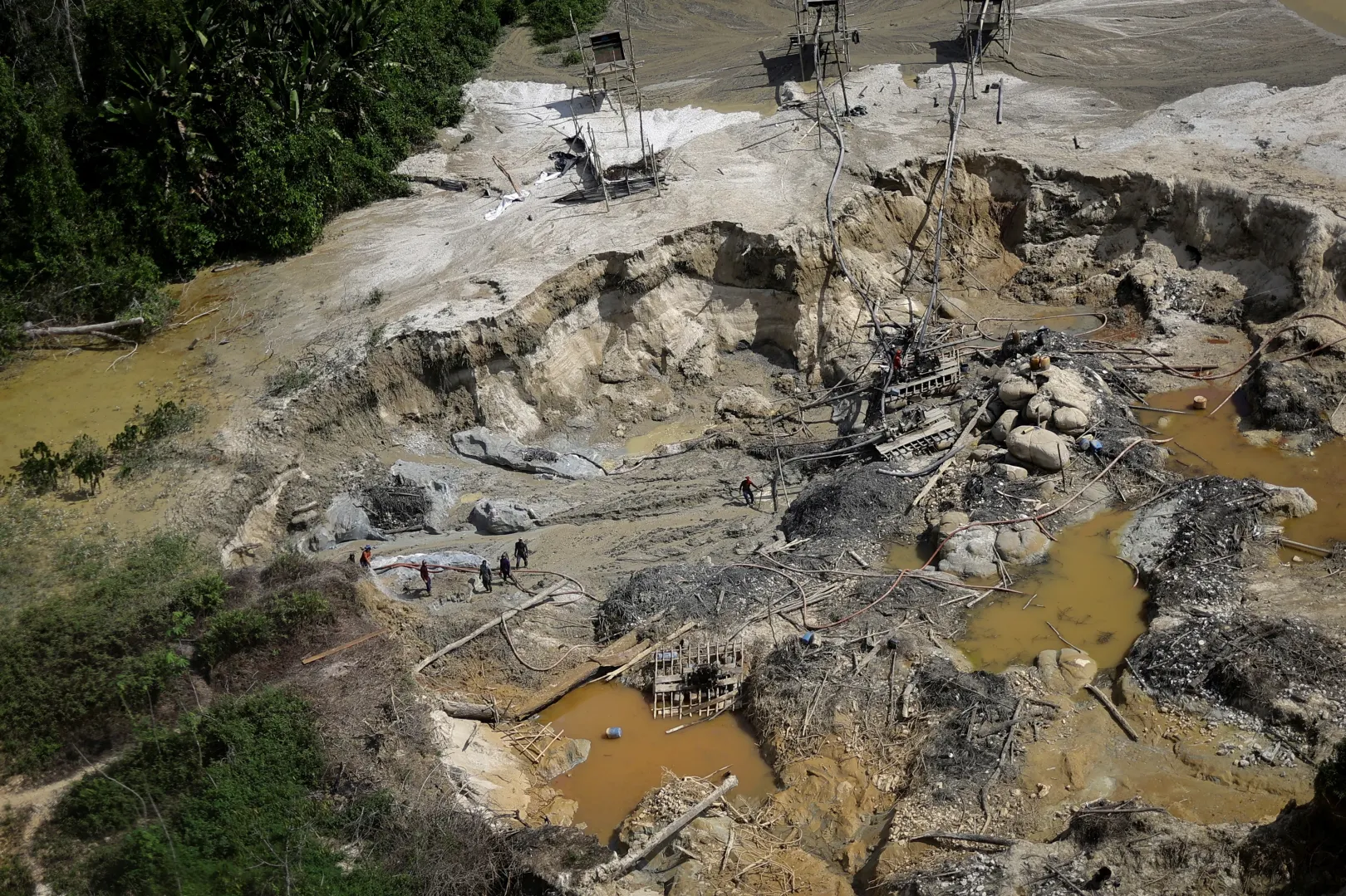 Illegális bányászok vízsugarakkal aranyat ásnak, és ezzel károsítják a talajt a Couto de Magalhaes folyó partján – Fotó: Ueslei Marcelino / Reuters