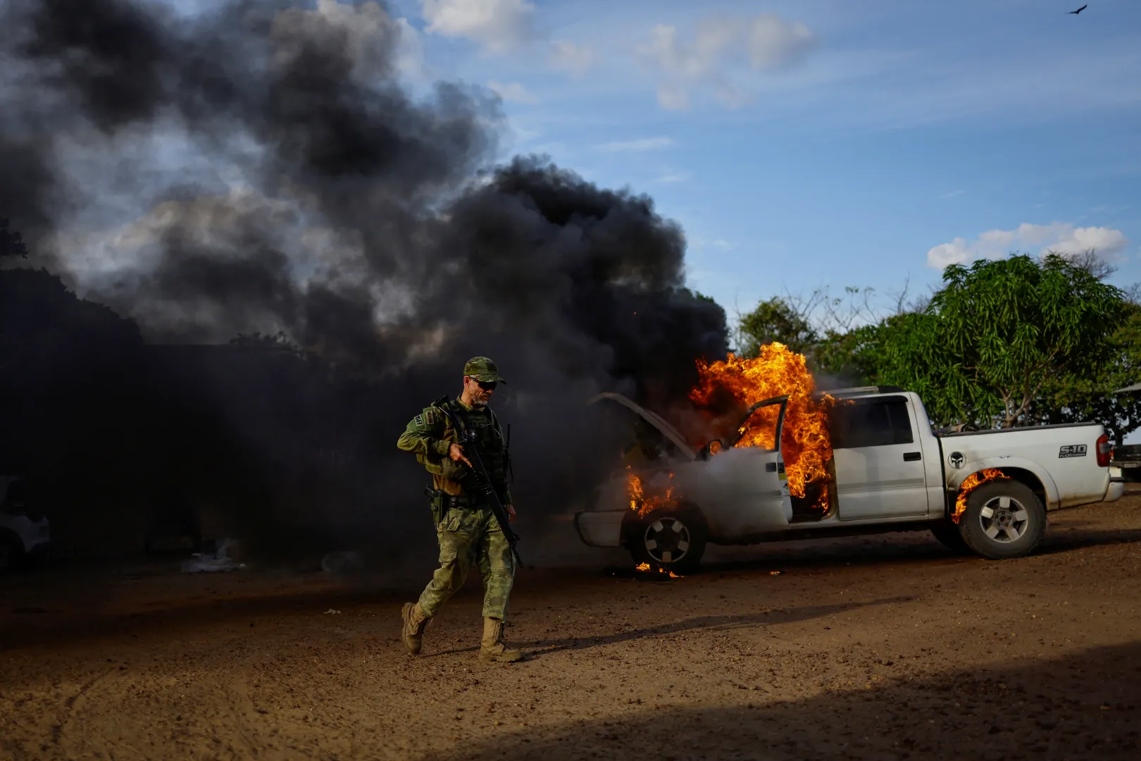 Az IBAMA-ügynökök felgyújtották illegális bányászok pickupját, miután a tulajdonosai elmenekültek – Fotó: Ueslei Marcelino / Reuters