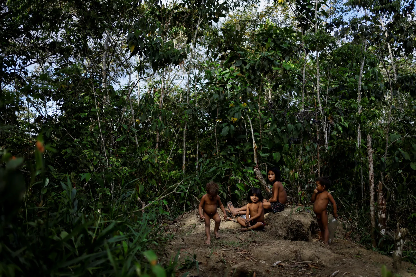 Őslakos gyerekek játszanak a lakhelyük közelében – Fotó: Ueslei Marcelino / Reuters