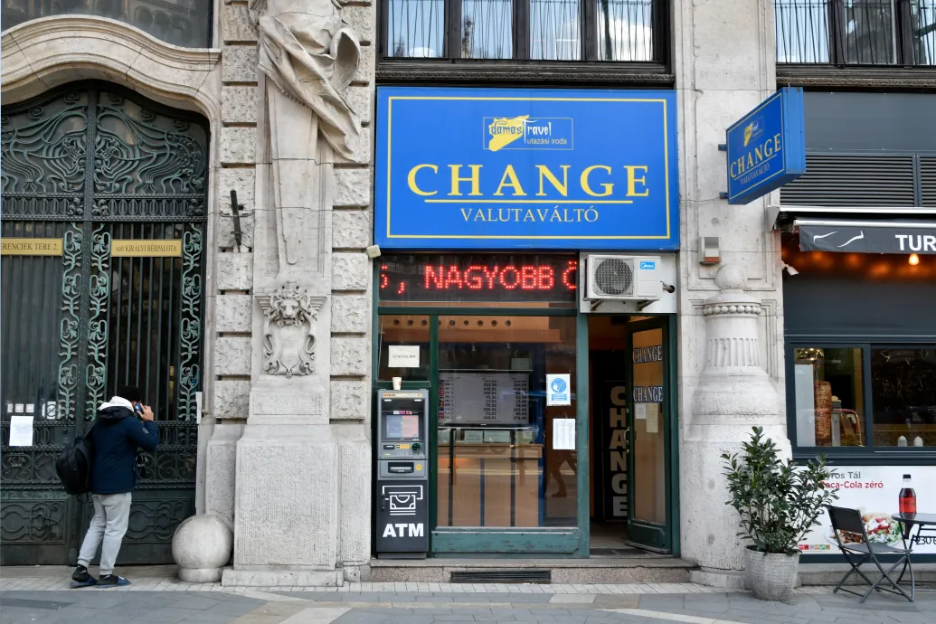 Gyengül a forint a magyar uniós források elvonásáról szóló hír hatására