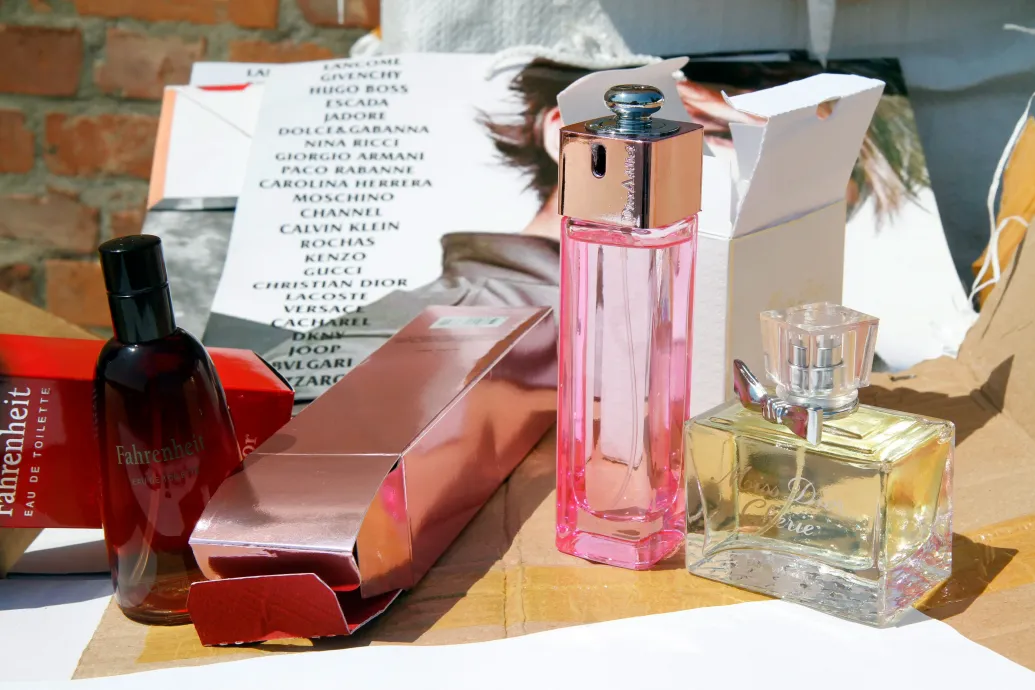 Magyarországon is több ezren veszítik el a munkájukat a hamisított parfümök és ruhák miatt