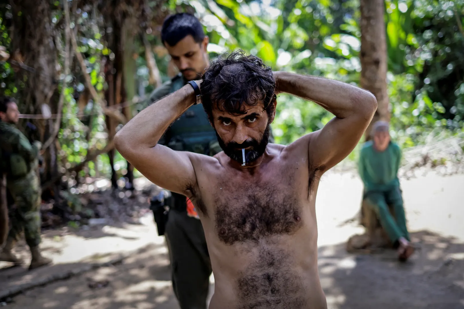 A brazil Környezetvédelmi és Megújuló Természeti Erőforrások Intézete (IBAMA) különleges ellenőrző csoportjának tagjai őrizetbe vesznek egy illegális bányászt a janomami őslakosok földjén – Fotó: Ueslei Marcelino / Reuters