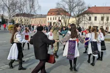 Rövidujjú népviseletbe öltözött diákokkal fotózkodtak a télikabátos politikusok Dés főterén