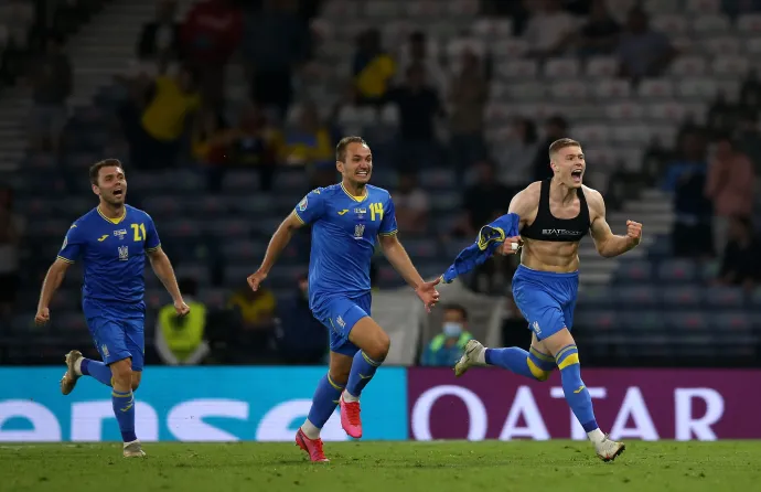 Artem Dovbik (j) ünnepli a 2021-ben rendezett Európa-bajnokságon a Svédország elleni nyolcaddöntőben szerzett gólját – Fotó: Steve Bardens / UEFA / Getty Images