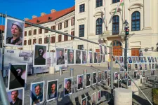 Kirúgott gyári munkások portréival demonstrált a Jobbik a Karmelitánál