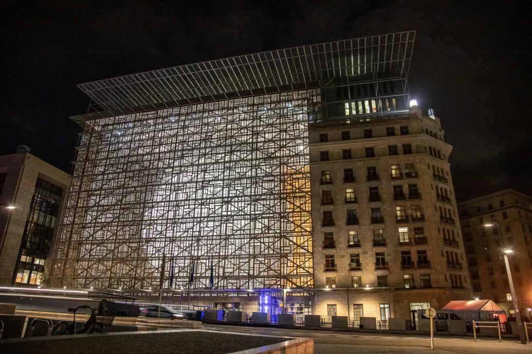 Uniós forrásból tagadták, hogy akár minden EU-pénz elzárásával próbálnák sakkban tartani Orbánt