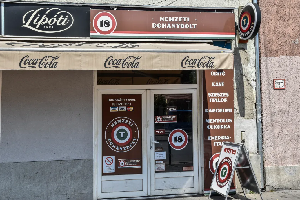 Legalább egymillió forintra büntetik majd azt trafikot, amelyik 18 évnél fiatalabbnak ad el dohányterméket