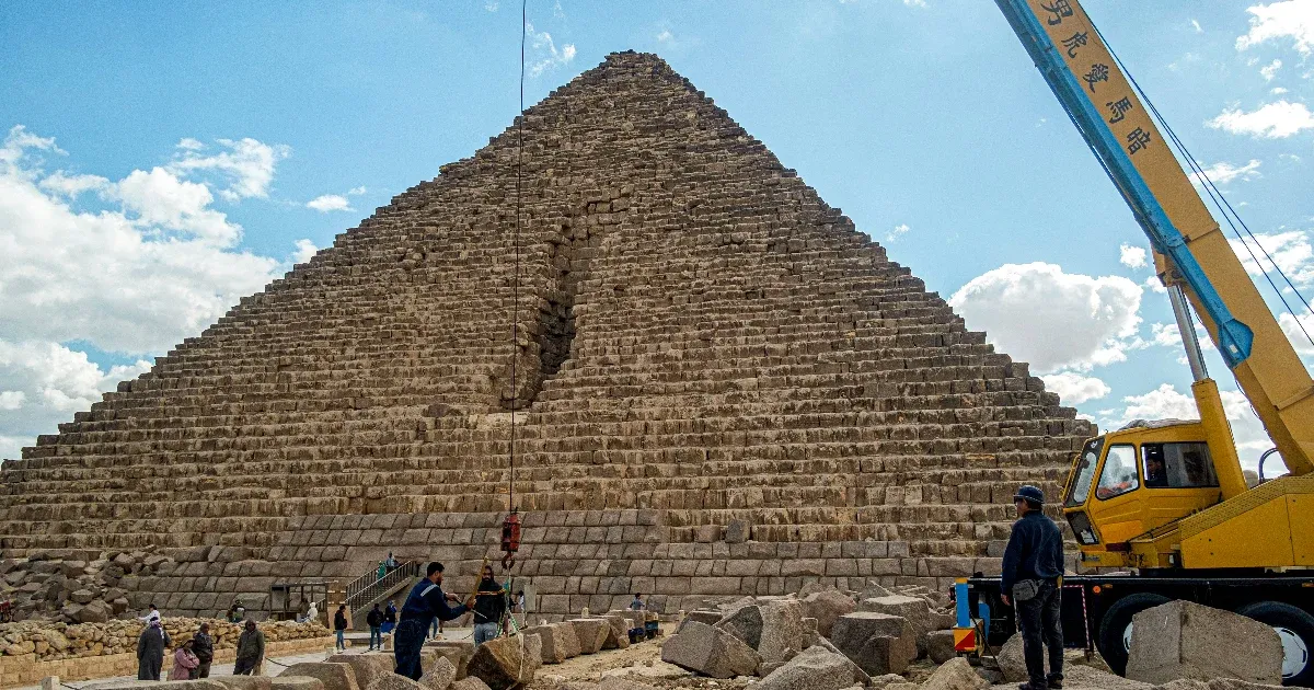 Úgy újítják fel az egyik gízai piramist, hogy egy új réteget húznak fel rá kívülről