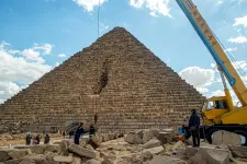 Úgy újítják fel az egyik gízai piramist, hogy egy új réteget húznak fel rá kívülről