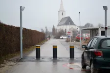 Az osztrák falu a magyar szomszédait sem engedi át kocsival, 30 kilométert kell most kerülni