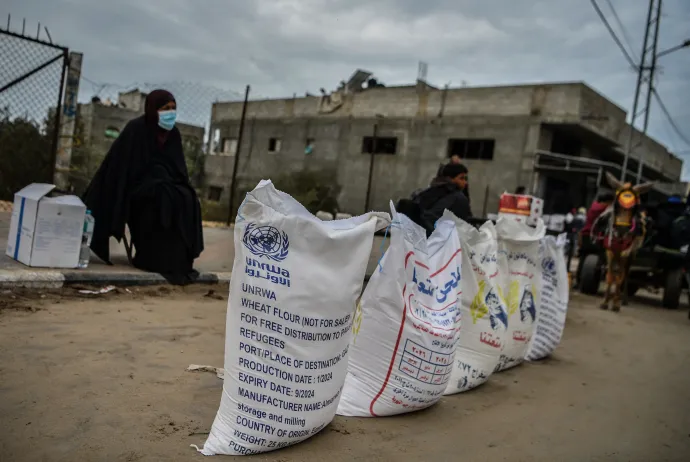Liszteszsákok az ENSZ palesztin menekültekkel foglalkozó ügynökségének (UNRWA) egyik segélyszállítmányának kiosztásán a Gázai övezetben fekvő Rafah városában 2024. január 28-án – Fotó: Abed Zagout / Anadolu / AFP