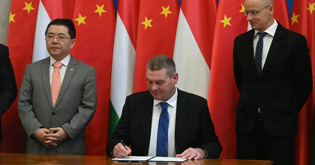 Videón keresztül írták alá Budapesten és Sencsenben a szegedi BYD-autógyár előszerződését