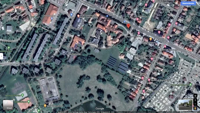 Műholdfelvétel az említett sárvári területről, itt még csak zöldterület van a kórház mögött, most már ötcsillagos luxusszálloda. A kórház és az Onyx Luxury Sárvár közötti sávban épült meg az út, a felvételen még látható a mostanra már elbontott, fák között megbújó hullaház és raktárépület – Forrás: Google Maps
