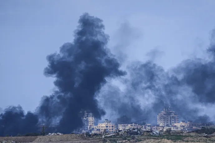 Izraeli légicsapás a Gázai övezetben Izrael déli részéből nézve 2024. január 30-án – Fotó: Ariel Schalit / AP / MTI