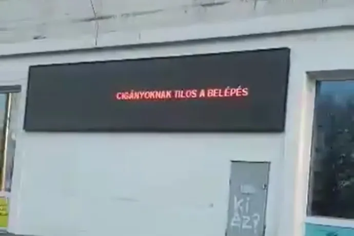 Cigányoknak tilos a belépés – hirdette egy kecskeméti italbolt LED-kijelzője, az üzlet szerint meghekkelték őket