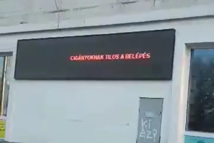 Cigányoknak tilos a belépés – hirdette egy kecskeméti italbolt LED-kijelzője, az üzlet szerint meghekkelték őket