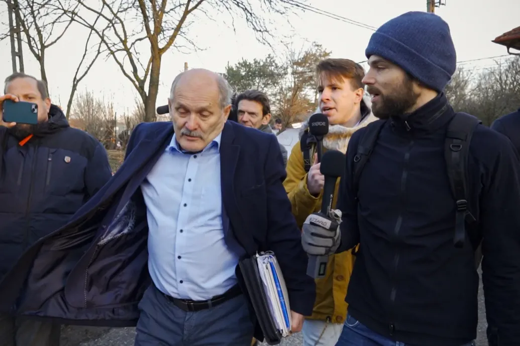 Dulakodás, üvöltözve hazaárulózás – videón a botrányos sóskúti fórum