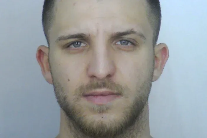 Körözi a rendőrség Yannit, a mulatószenészt