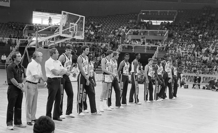Képek az 1982. június 20-i mérkőzésről, az alsó képen jobbról a negyedik Michael Jordan – Kanyó Béla / Fortepan
