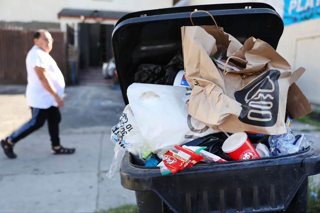Súlyos sérüléseket szenvedett egy nő, akit a szeméttel együtt a kukásautóba borítottak Amerikában