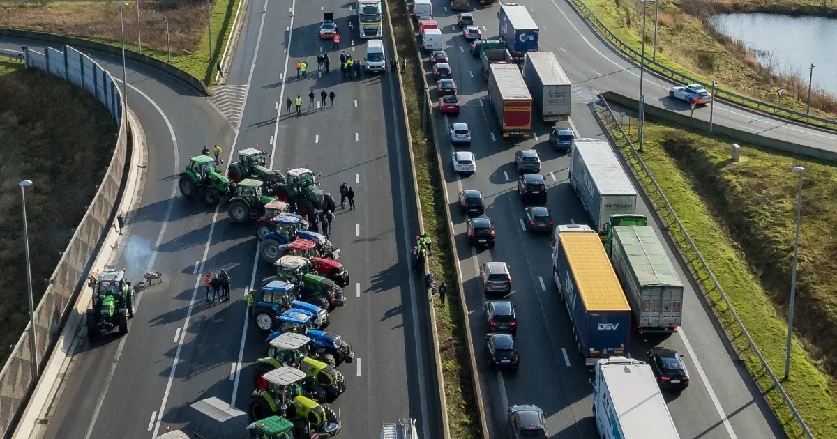 Tízezer tüntető gazda torlaszolja el az utakat Brüsszelben és Párizsban is