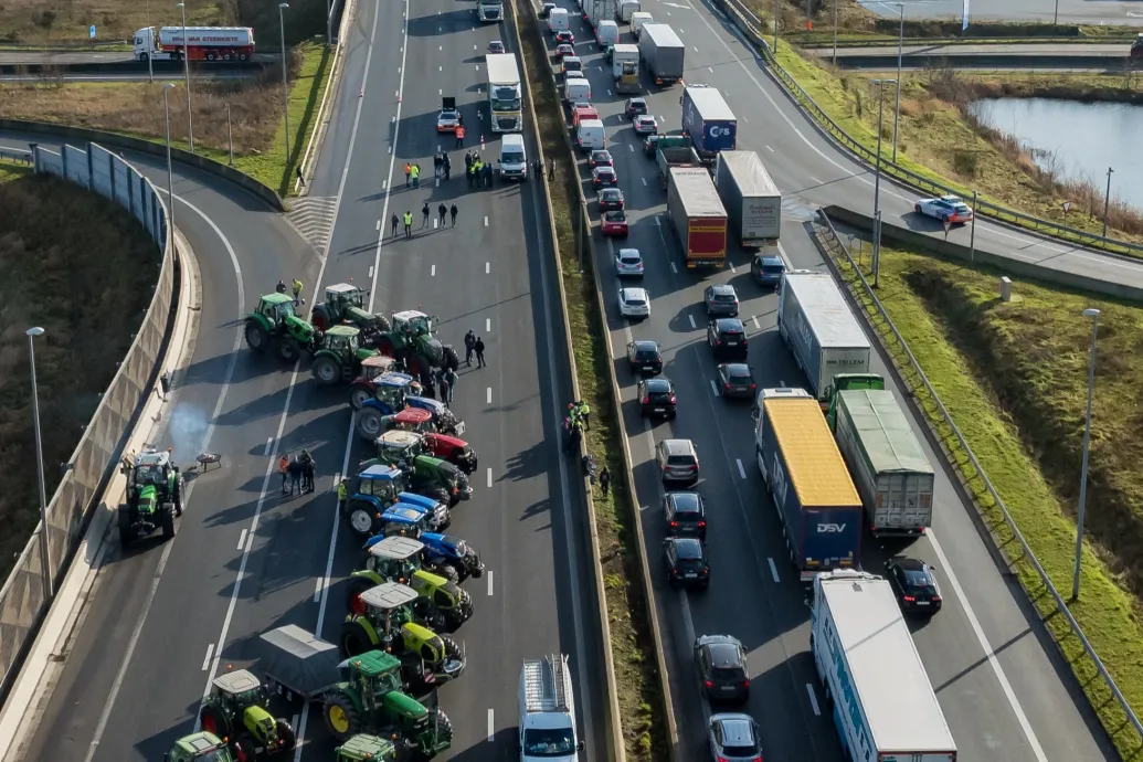 Traktorokkal torlaszolják el az utakat a gazdák Brüsszelben és Párizsban is, több ezren Rómából is elindultak
