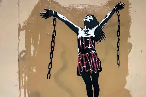 A római magyar követség közelében falra festették a Budapesten fogva tartott tanárnőt